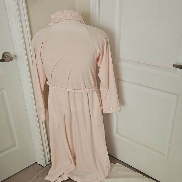 Elegant Pink Women's Robe - Picture 5 of 16
